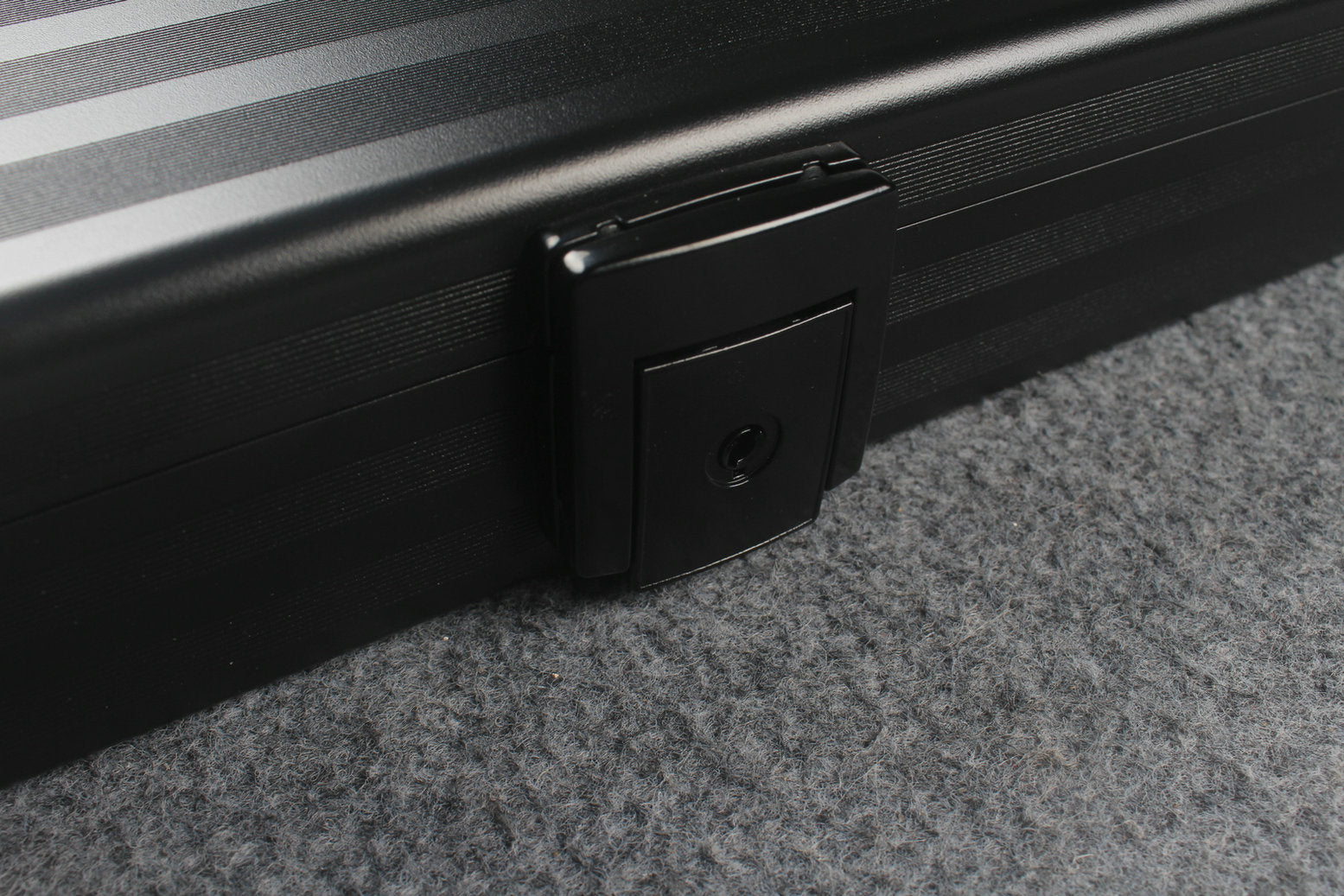 Professional Aluminum Lockable Cue Case - 4 Cue Capacity with Secure Storage WOODS CUES