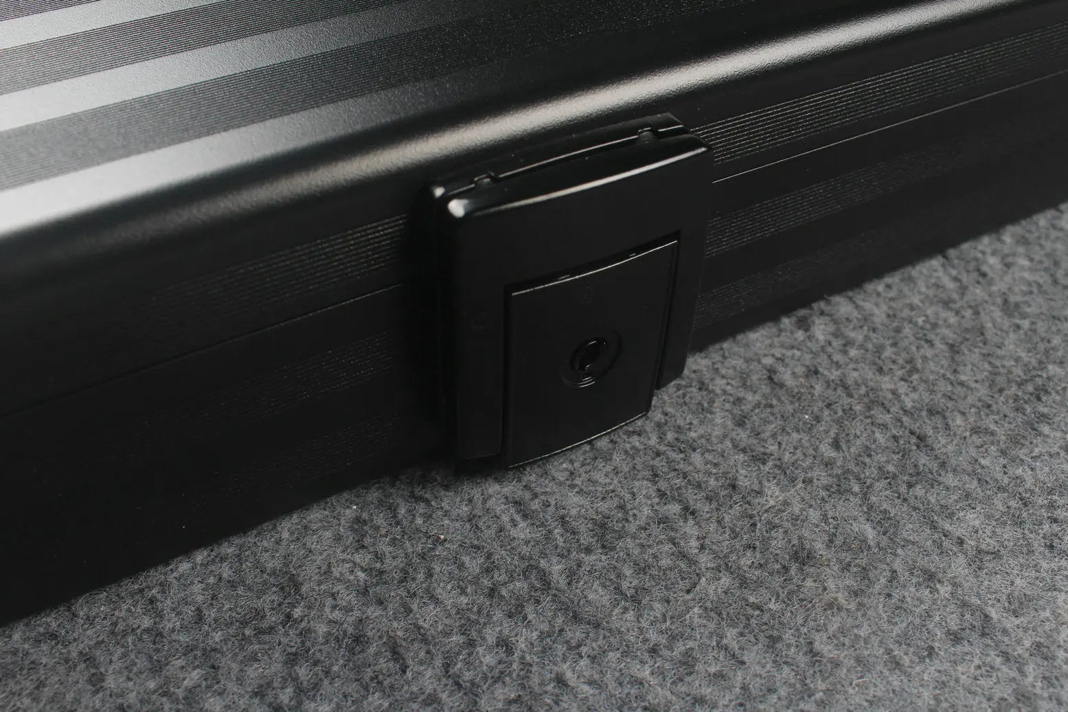 Professional Aluminum Lockable Cue Case - 4 Cue Capacity with Secure Storage WOODS CUES