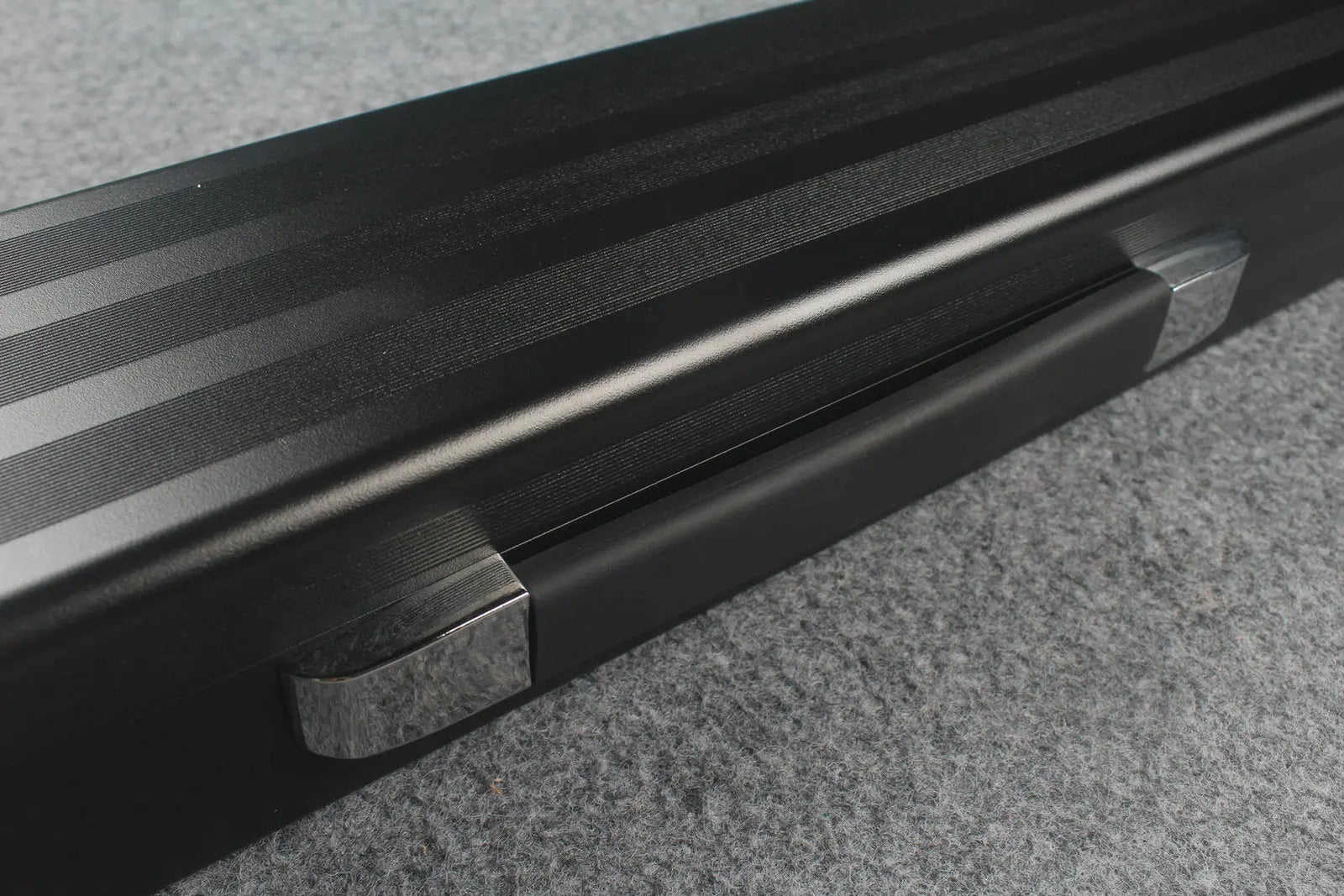 Professional Aluminum Lockable Cue Case - 4 Cue Capacity with Secure Storage WOODS CUES