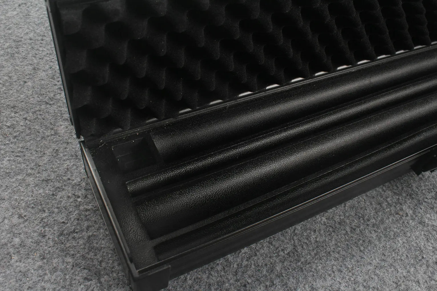 Professional Aluminum Lockable Cue Case - 4 Cue Capacity with Secure Storage WOODS CUES