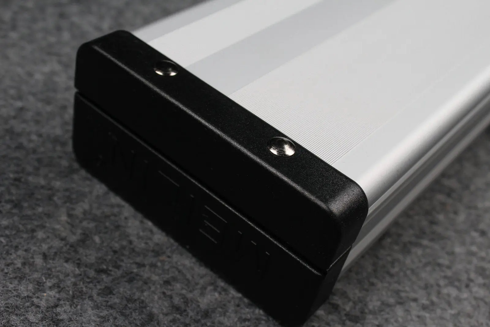 1 piece professional aluminium lockable cue case with 3 slots