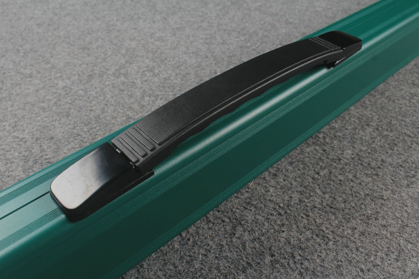 one piece aluminium lockable cue case – 2 Slots(chalk area inside)