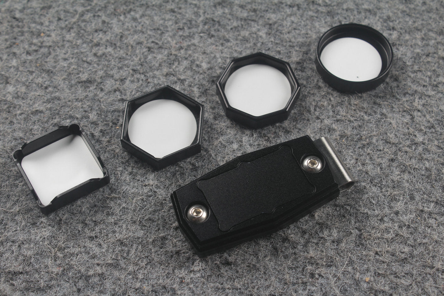 Single-Section Magnetic Chalk Holder 4-Piece Set & Table-Shaped Chalk Clip WOODS CUES