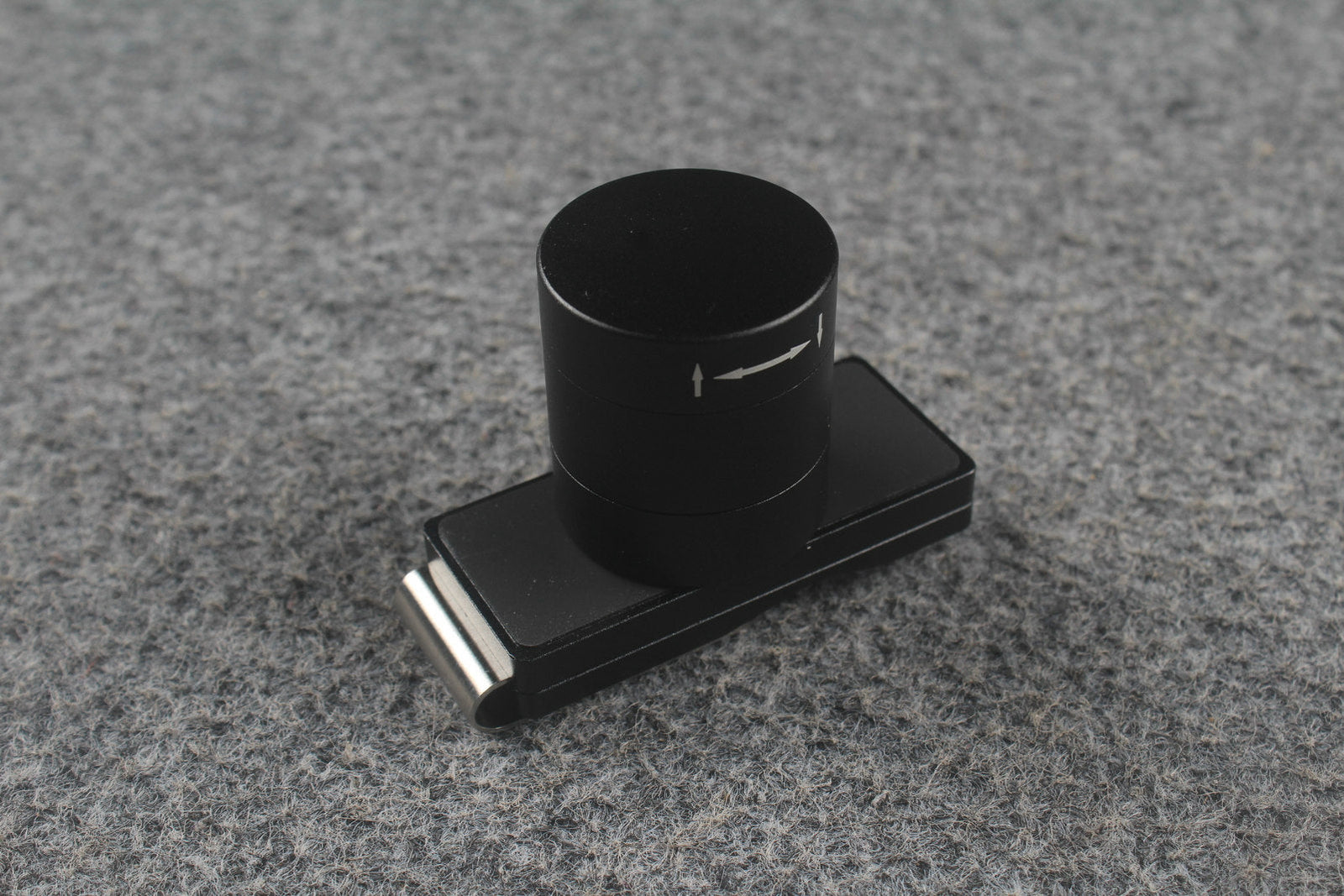 Twist-Rise Magnetic Chalk Holder | CNC Aluminum | Snooker & Pool WOODS CUES