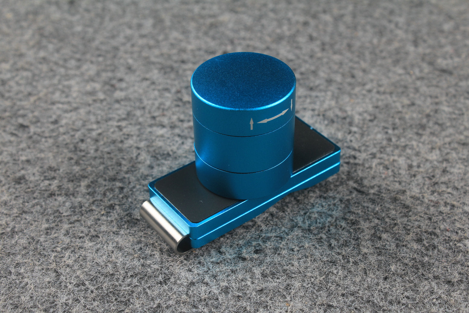 Twist-Rise Magnetic Chalk Holder | CNC Aluminum | Snooker & Pool WOODS CUES