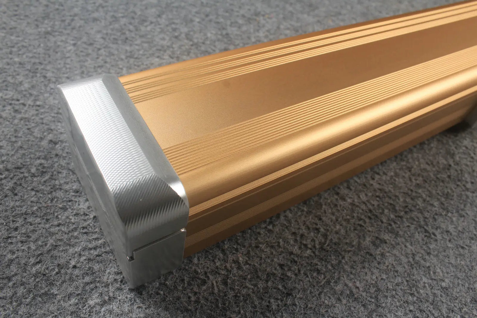1 piece strong aluminium case with 2 slots (chalk area inside) WOODS CUES