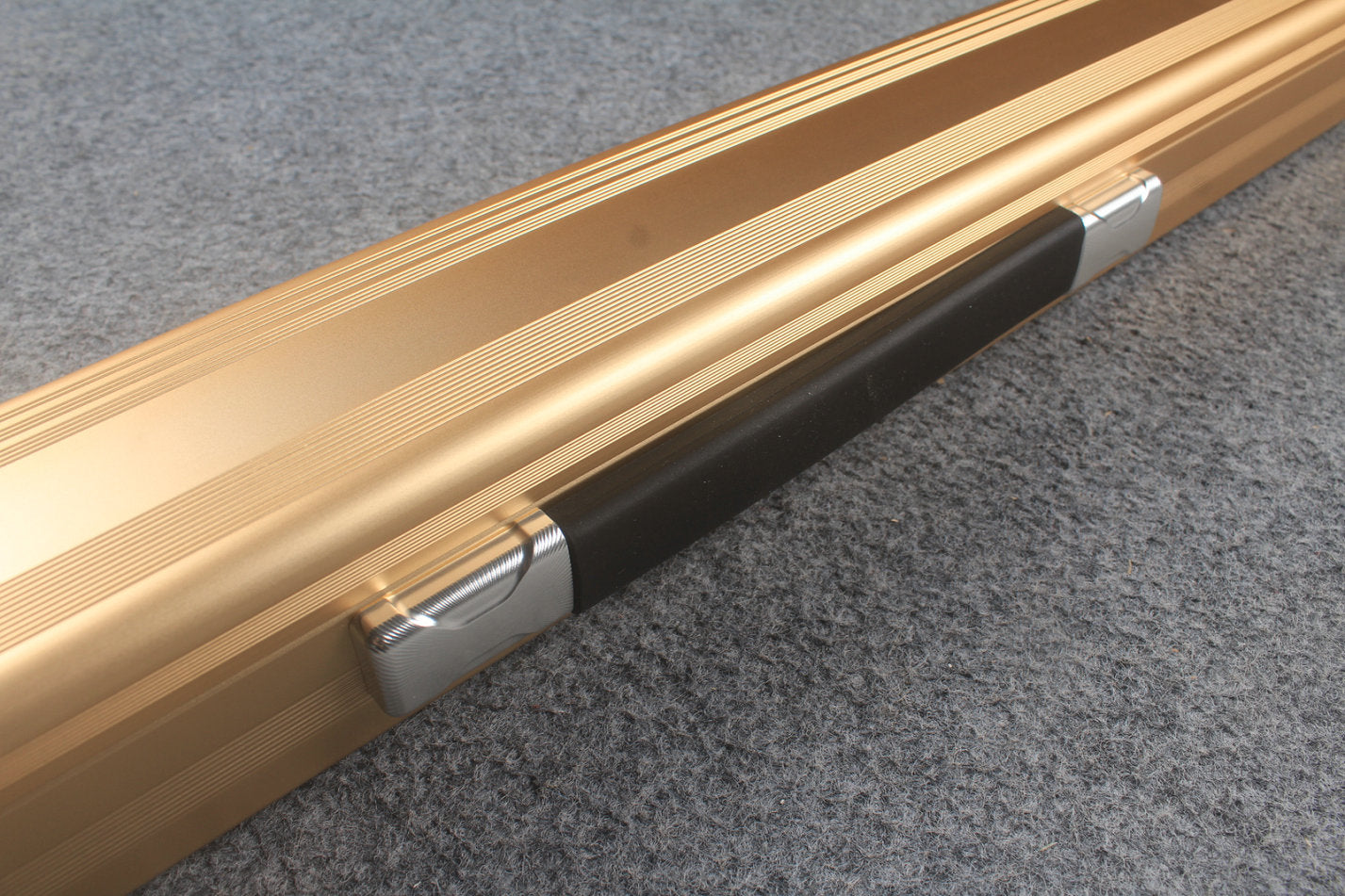 1 piece strong aluminium case with 2 slots (chalk area inside) WOODS CUES