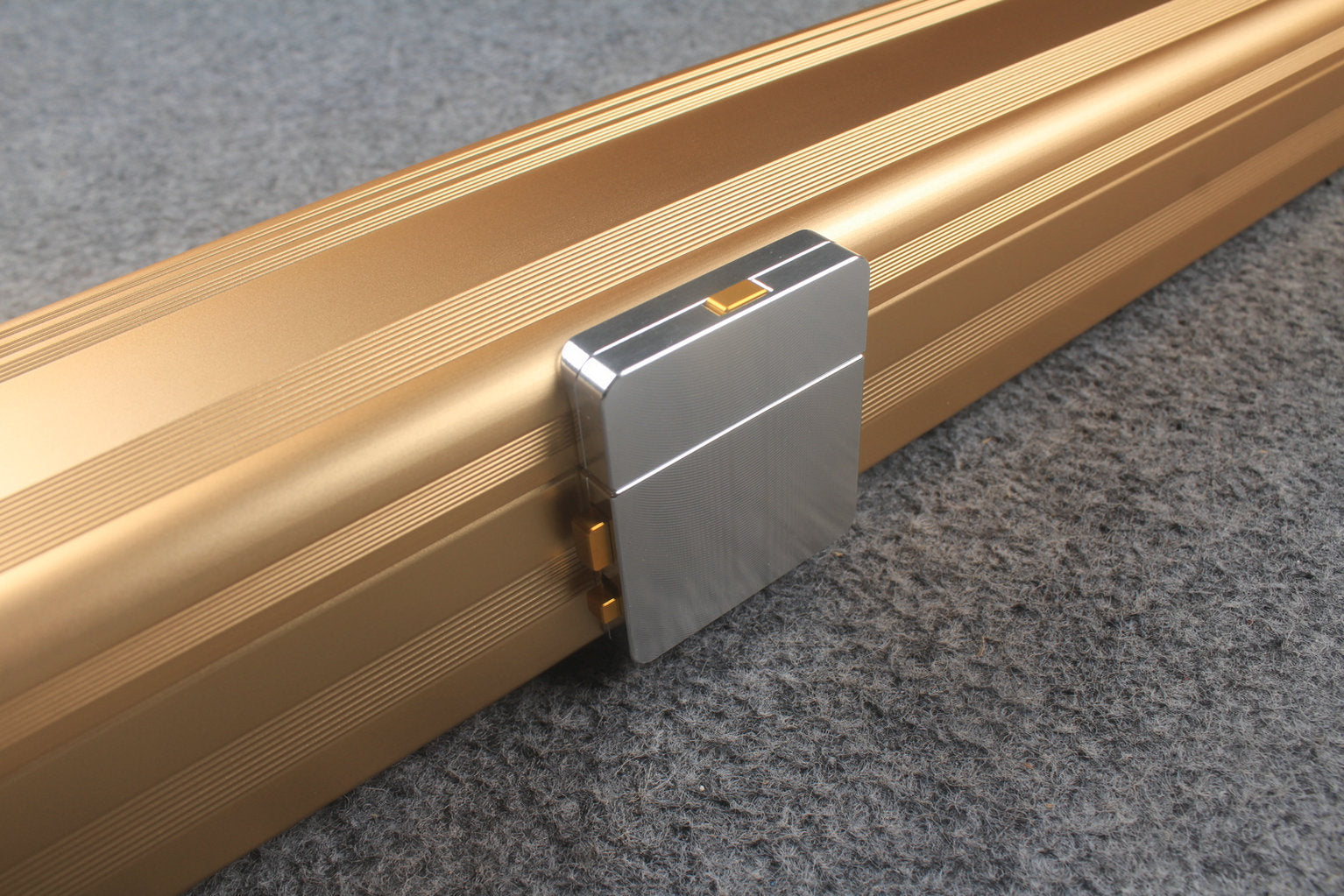 1 piece strong aluminium case with 2 slots (chalk area inside) WOODS CUES