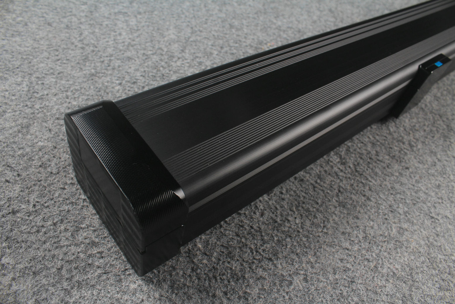 1 piece strong aluminium case with 2 slots (chalk area inside) WOODS CUES
