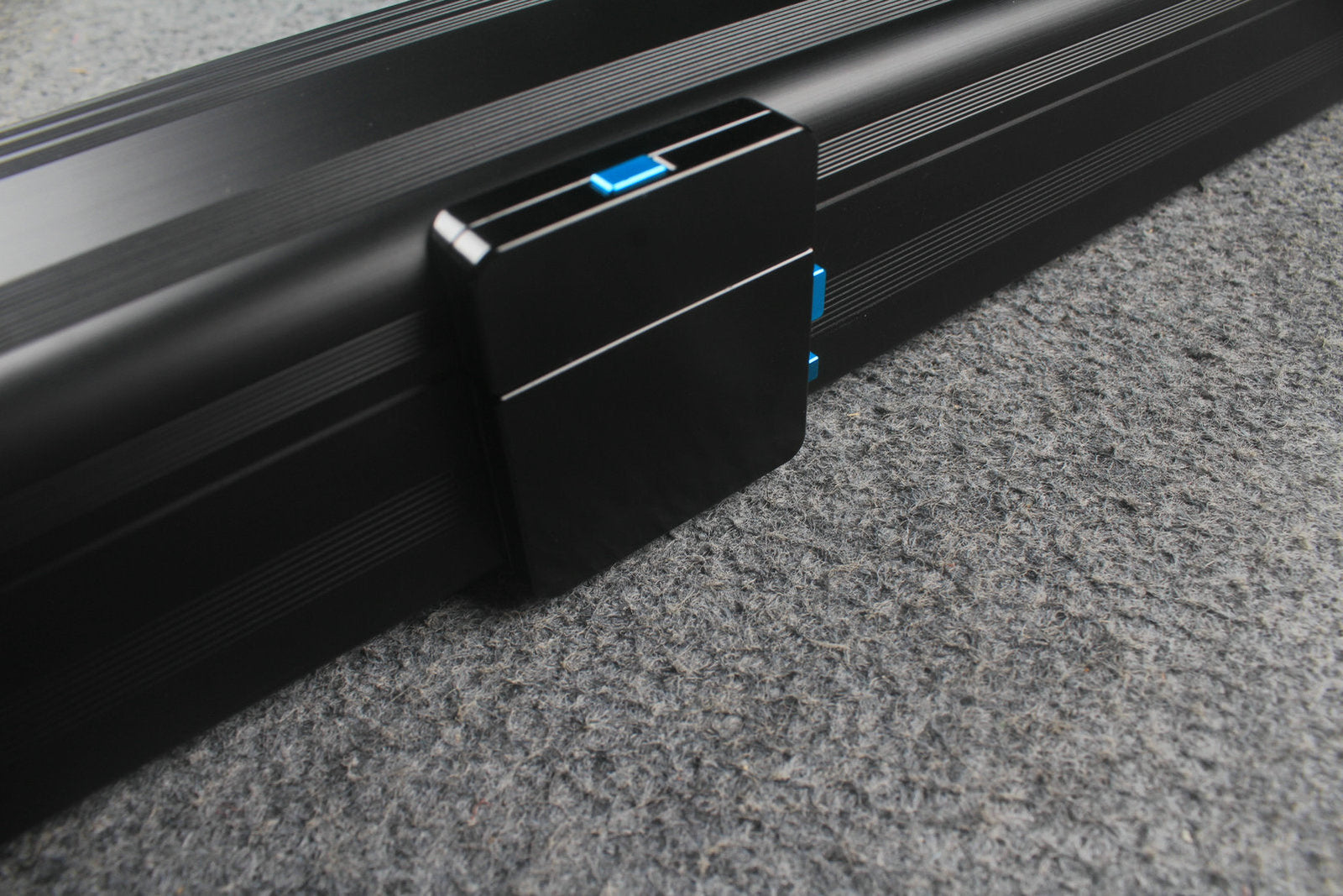 1 piece strong aluminium case with 2 slots (chalk area inside) WOODS CUES