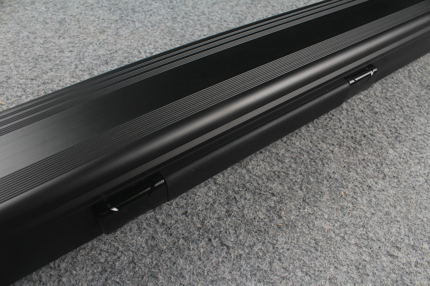 1 piece strong aluminium case with 2 slots (chalk area inside) WOODS CUES