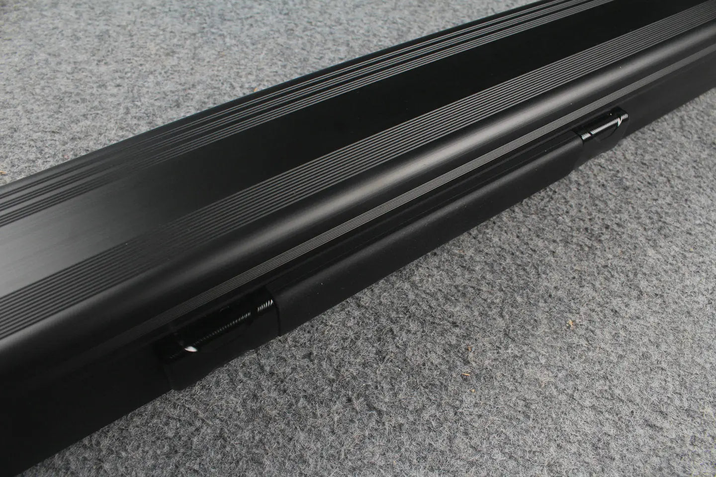 1 piece strong aluminium case with 2 slots (chalk area inside) WOODS CUES