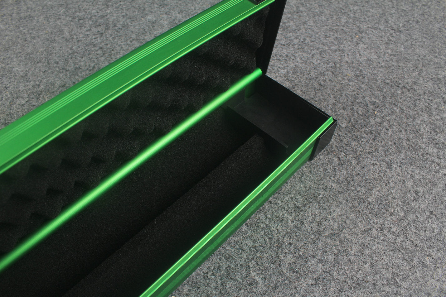 one piece strong aluminium lockable cue case – 2 Slots WOODS CUES