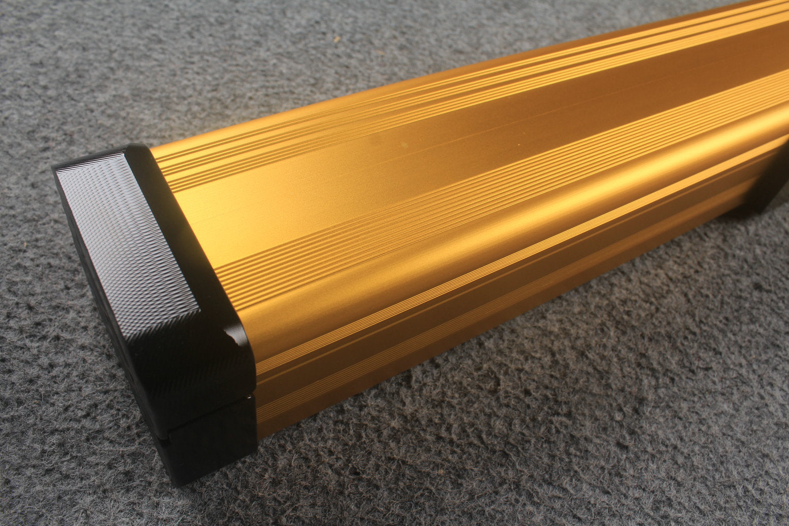 1 piece strong aluminium case with 2 slots (chalk area inside) WOODS CUES