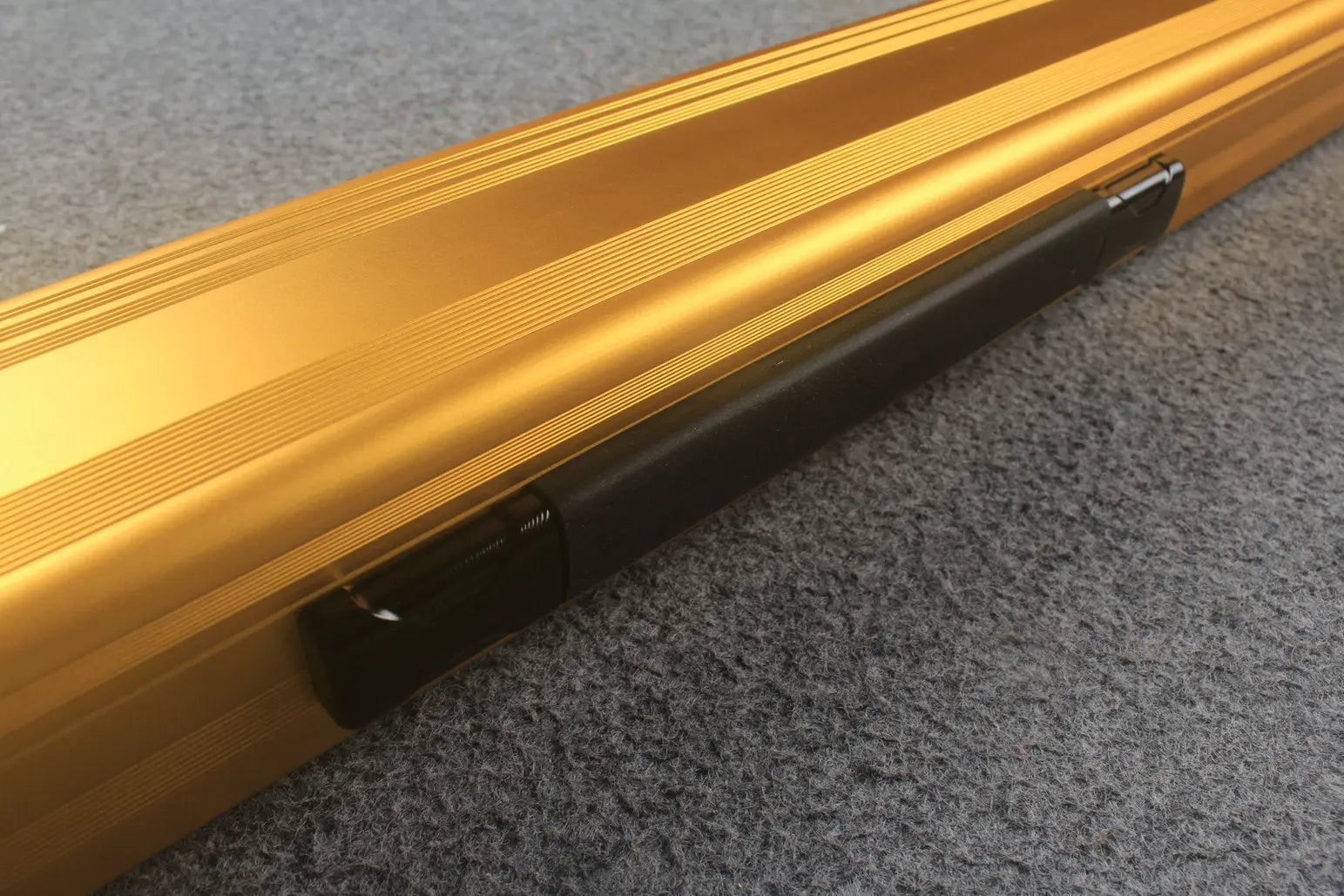 1 piece strong aluminium case with 2 slots (chalk area inside) WOODS CUES