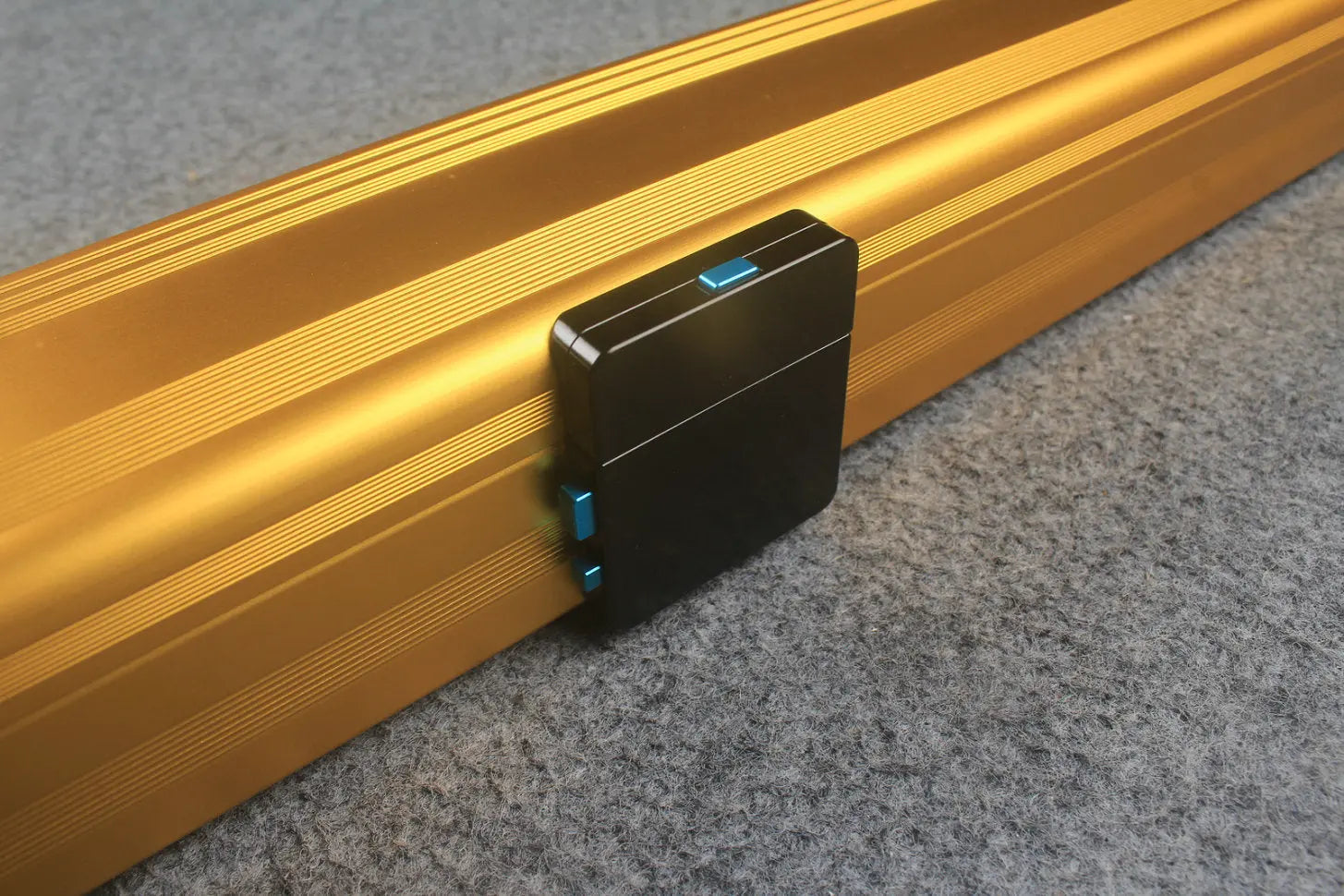 1 piece strong aluminium case with 2 slots (chalk area inside) WOODS CUES
