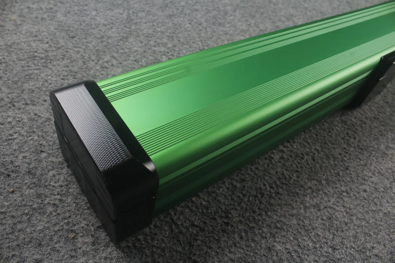 1 piece strong aluminium case with 2 slots (chalk area inside) WOODS CUES