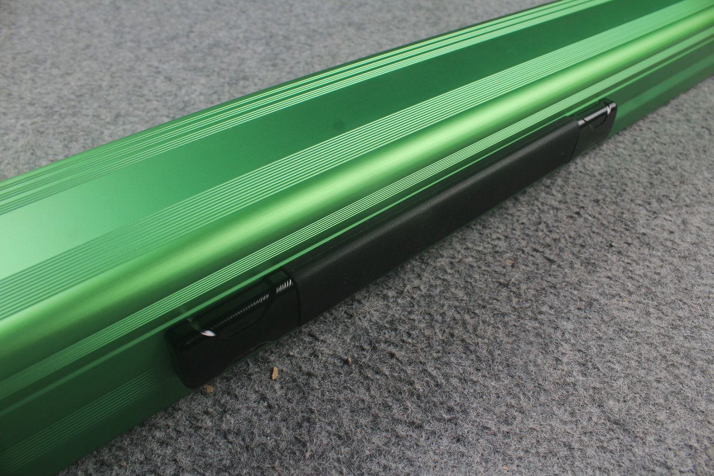 1 piece strong aluminium case with 2 slots (chalk area inside) WOODS CUES