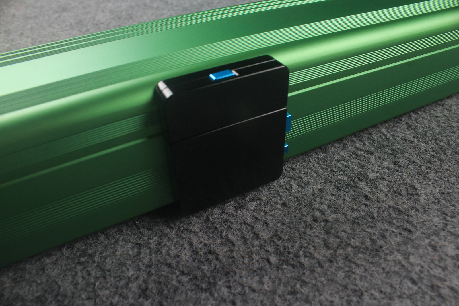 1 piece strong aluminium case with 2 slots (chalk area inside) WOODS CUES