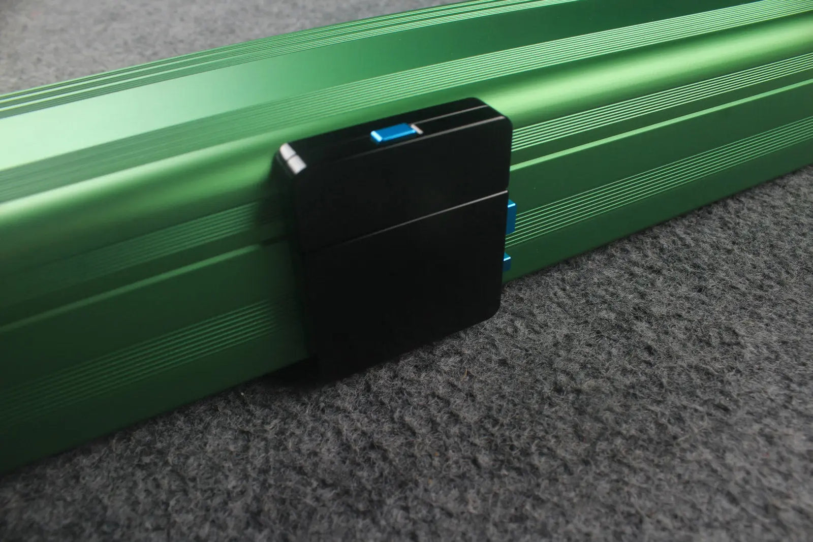 1 piece strong aluminium case with 2 slots (chalk area inside) WOODS CUES
