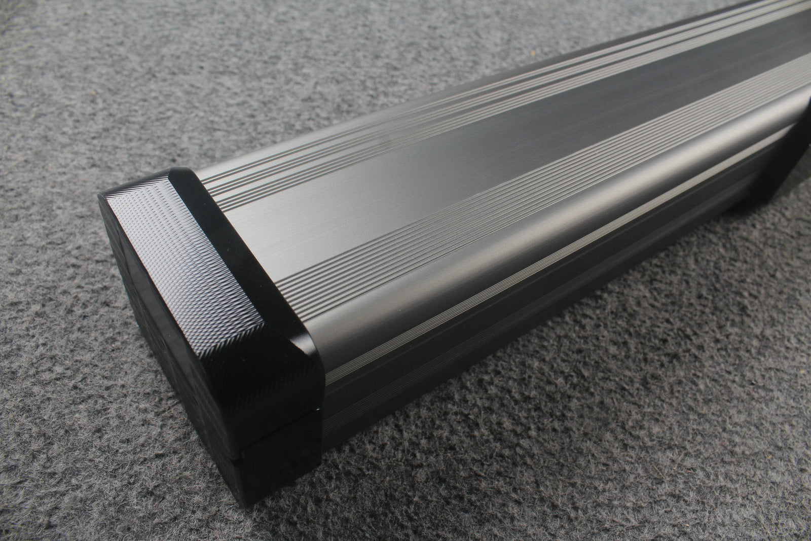 1 piece strong aluminium case with 2 slots (chalk area inside) WOODS CUES
