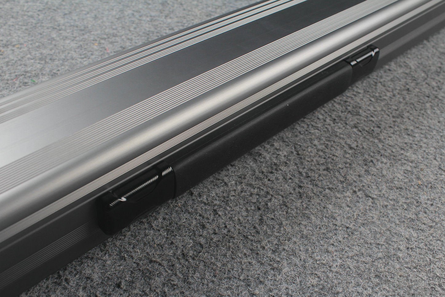 1 piece strong aluminium case with 2 slots (chalk area inside) WOODS CUES