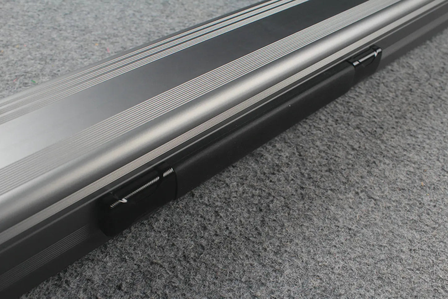 1 piece strong aluminium case with 2 slots (chalk area inside) WOODS CUES