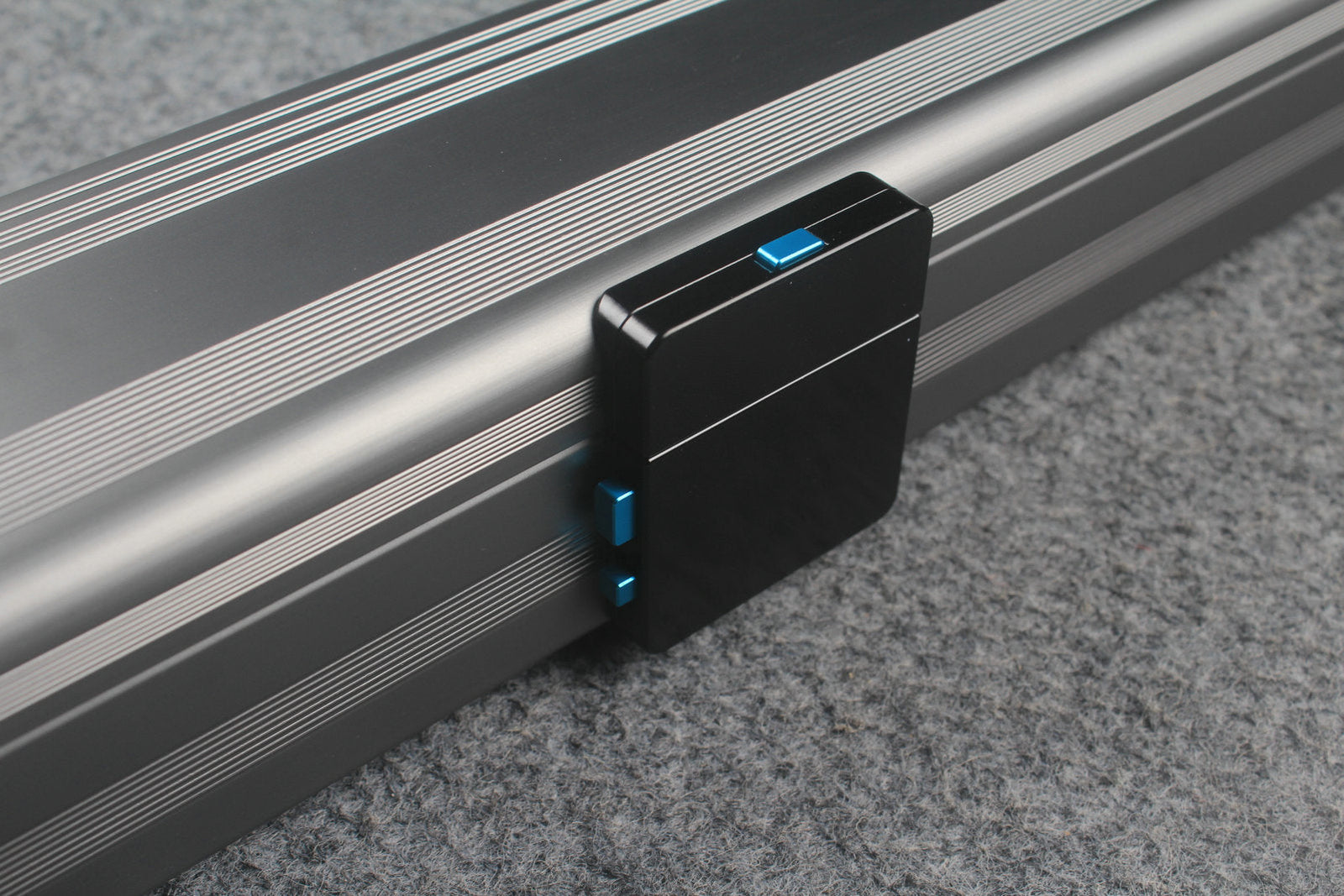 1 piece strong aluminium case with 2 slots (chalk area inside) WOODS CUES