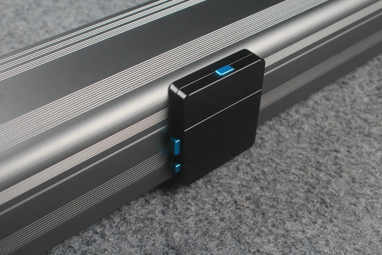 1 piece strong aluminium case with 2 slots (chalk area inside) WOODS CUES