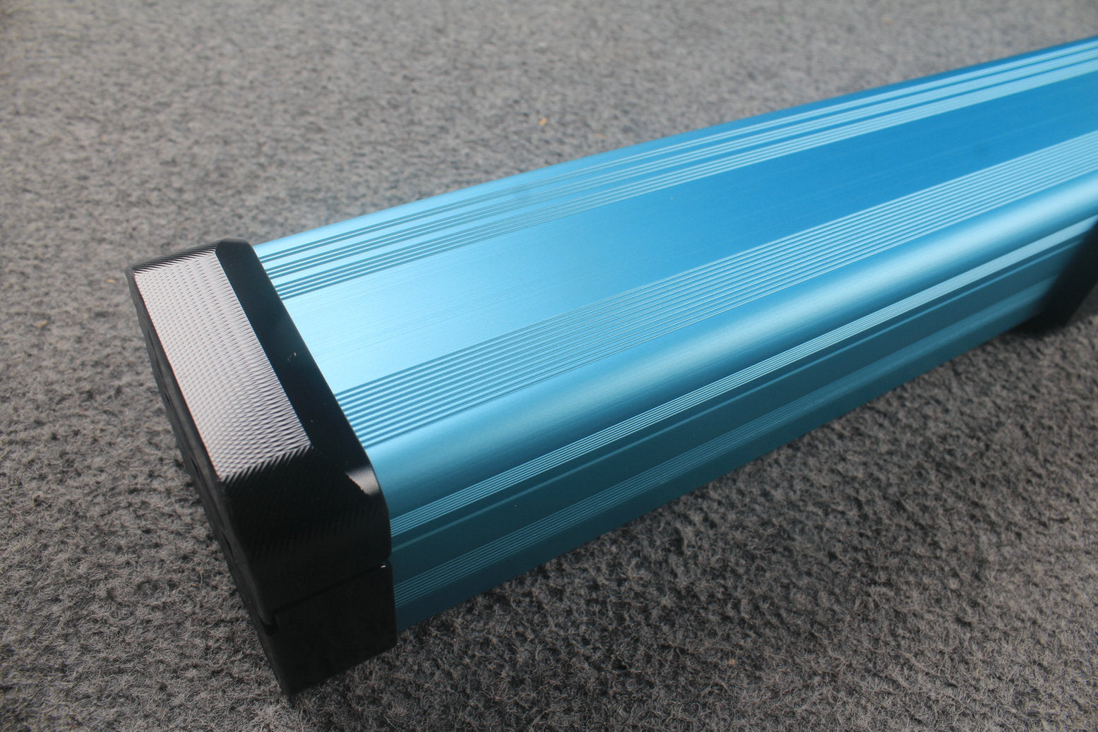 1 piece strong aluminium case with 2 slots (chalk area inside) WOODS CUES