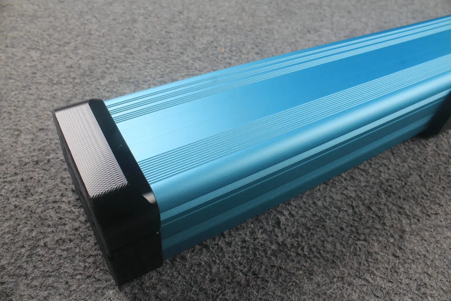 1 piece strong aluminium case with 2 slots (chalk area inside) WOODS CUES