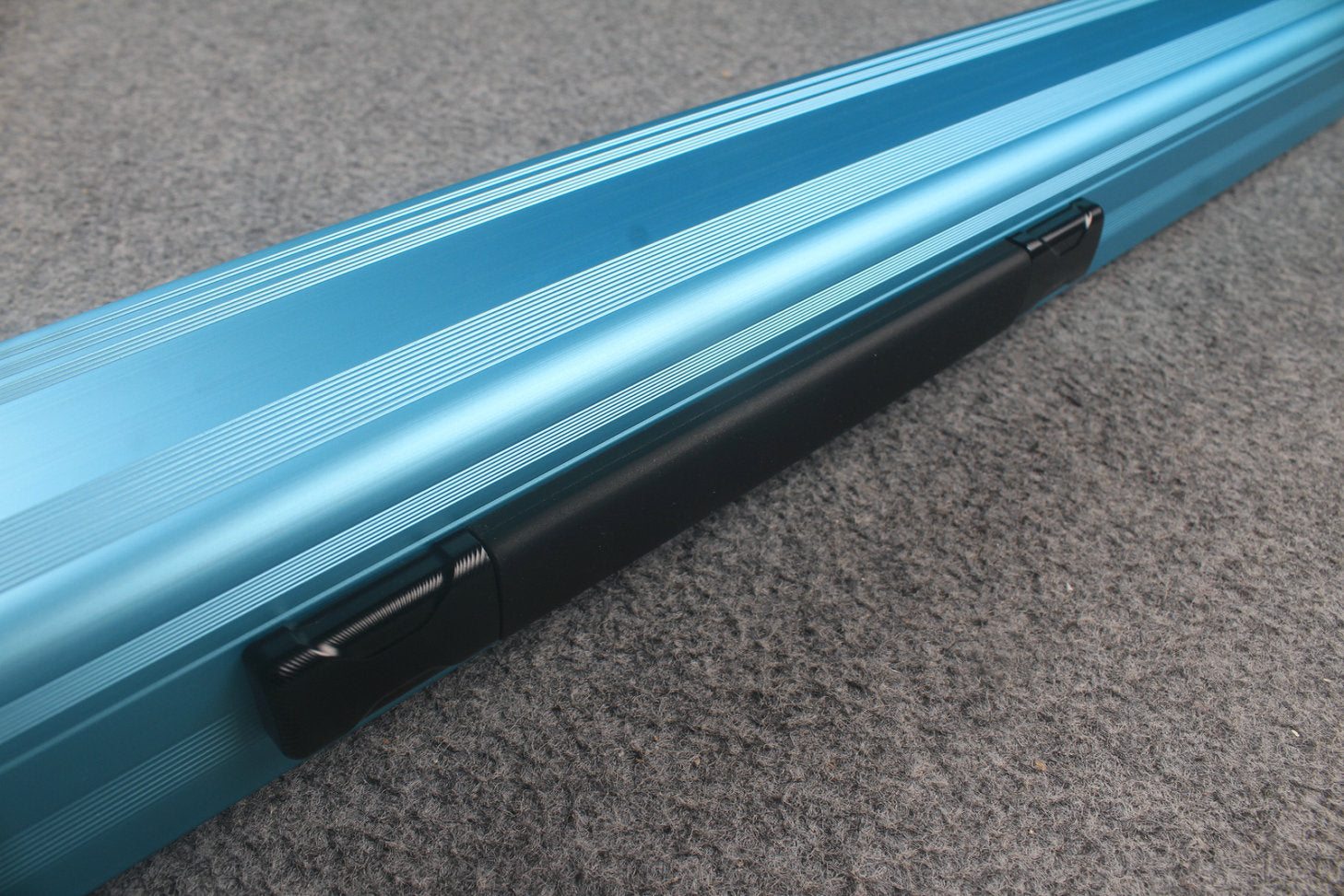1 piece strong aluminium case with 2 slots (chalk area inside) WOODS CUES