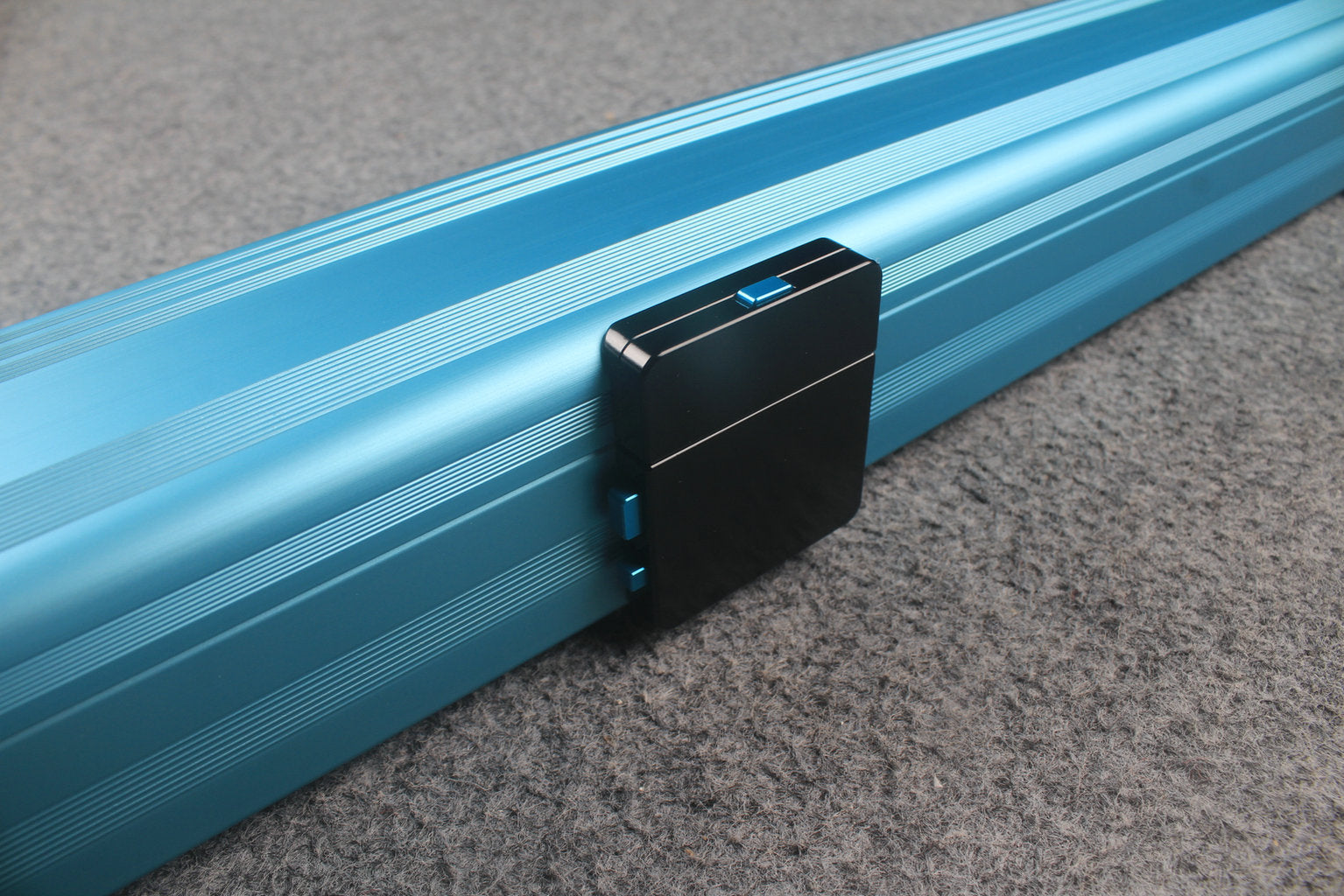 1 piece strong aluminium case with 2 slots (chalk area inside) WOODS CUES