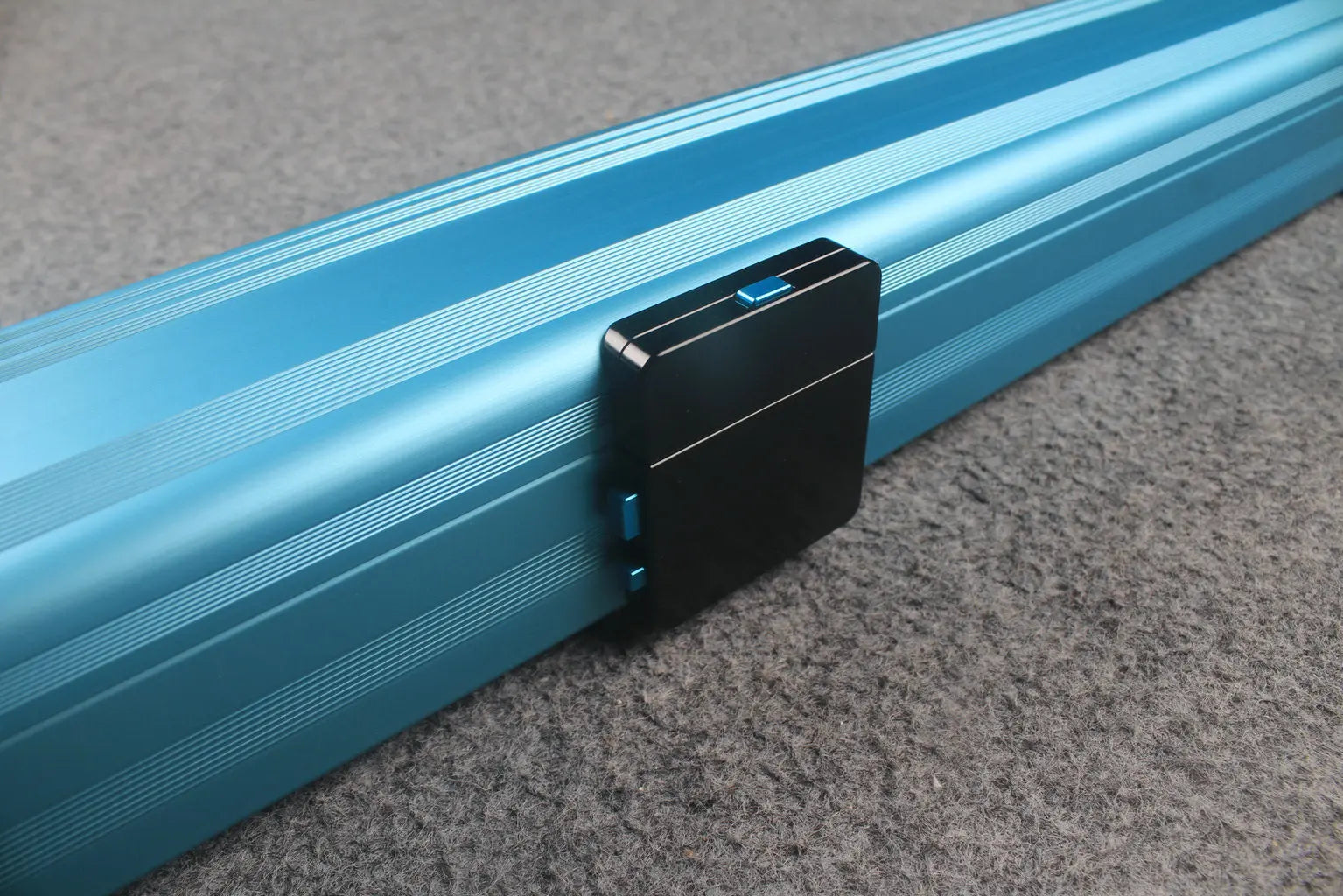 1 piece strong aluminium case with 2 slots (chalk area inside) WOODS CUES