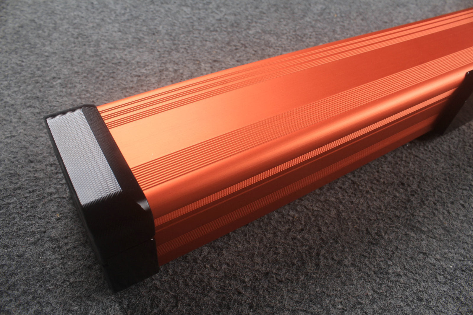 1 piece strong aluminium case with 2 slots (chalk area inside) WOODS CUES