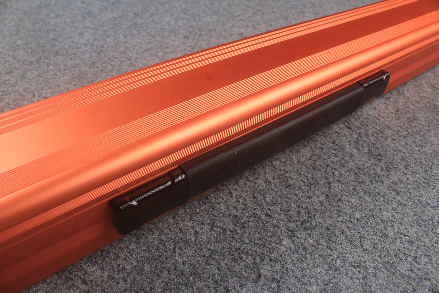 1 piece strong aluminium case with 2 slots (chalk area inside) WOODS CUES
