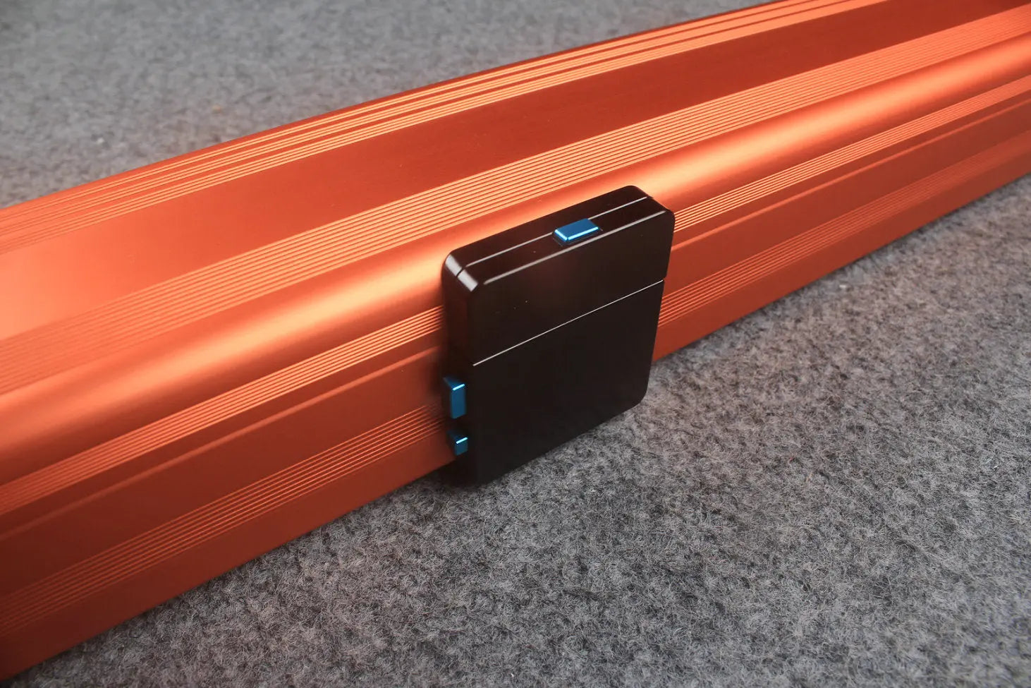 1 piece strong aluminium case with 2 slots (chalk area inside) WOODS CUES