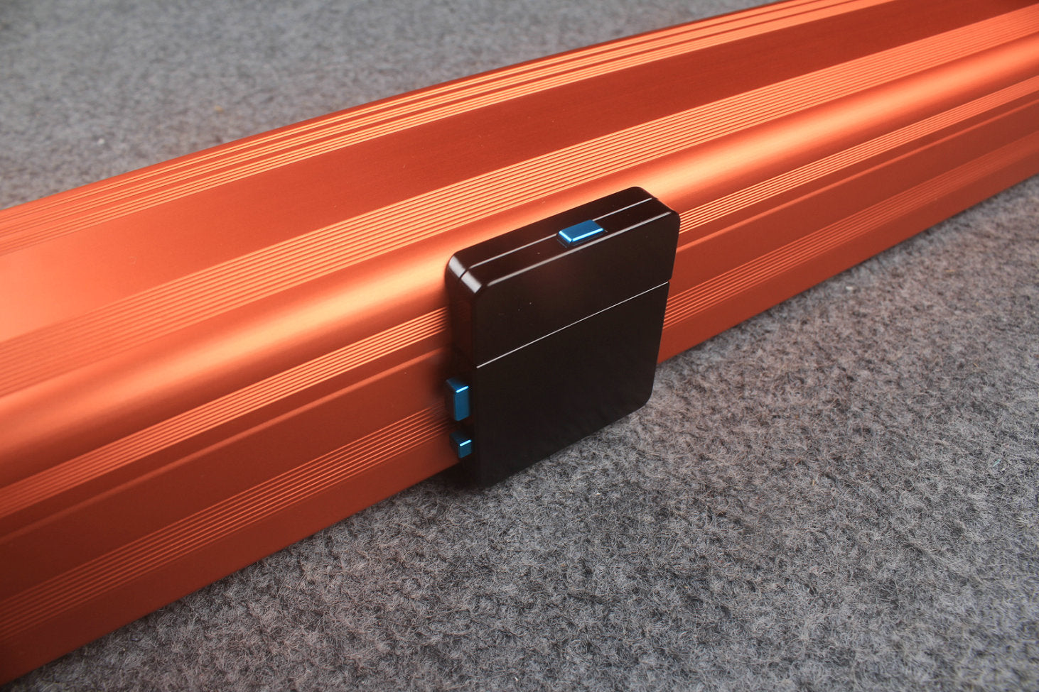 1 piece strong aluminium case with 2 slots (chalk area inside) WOODS CUES
