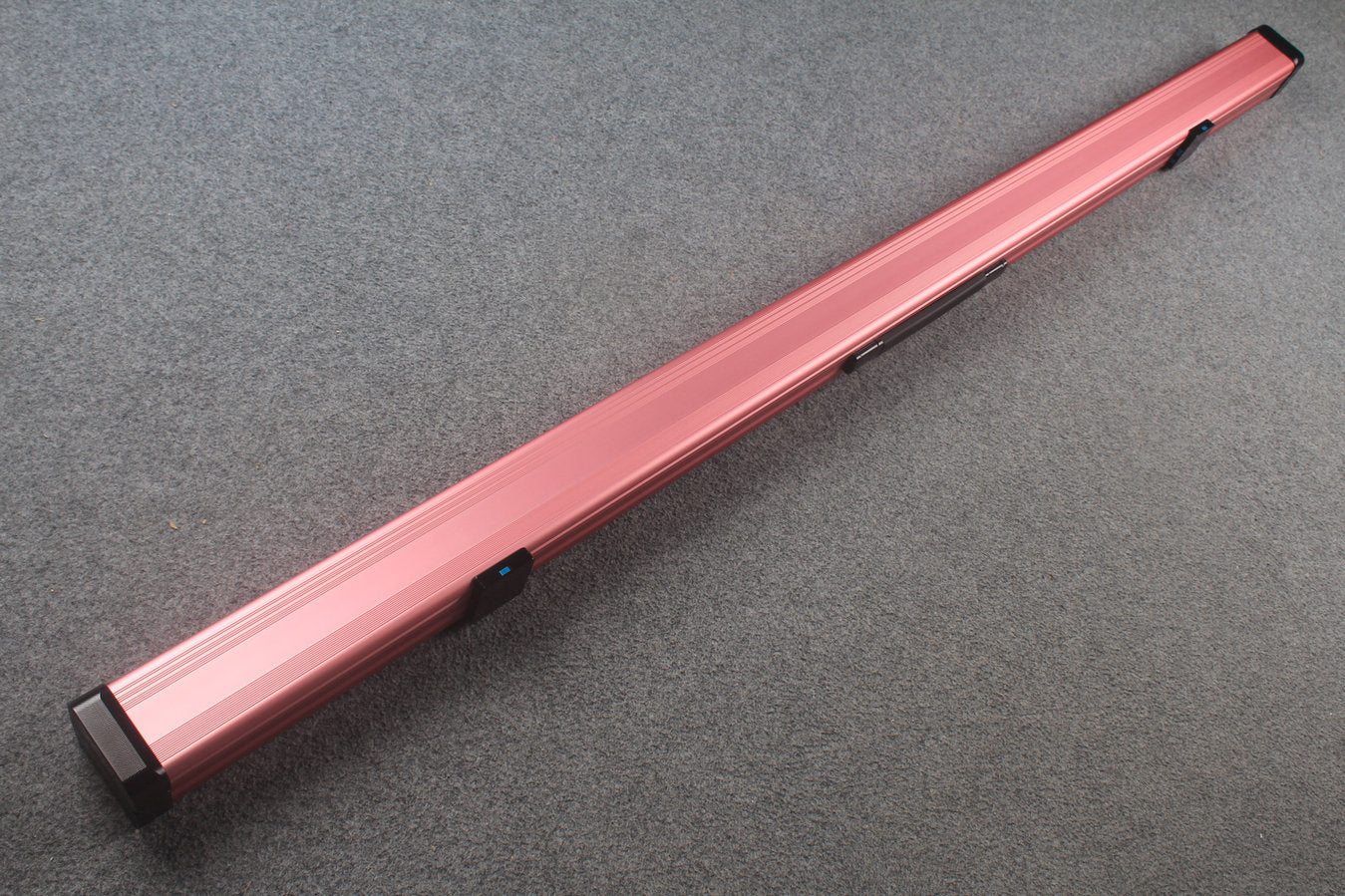 1 piece strong aluminium case with 2 slots (chalk area inside) WOODS CUES