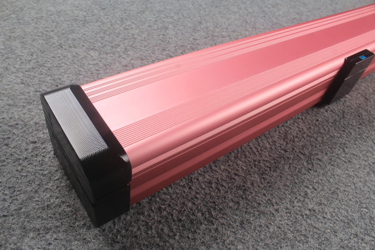 1 piece strong aluminium case with 2 slots (chalk area inside) WOODS CUES