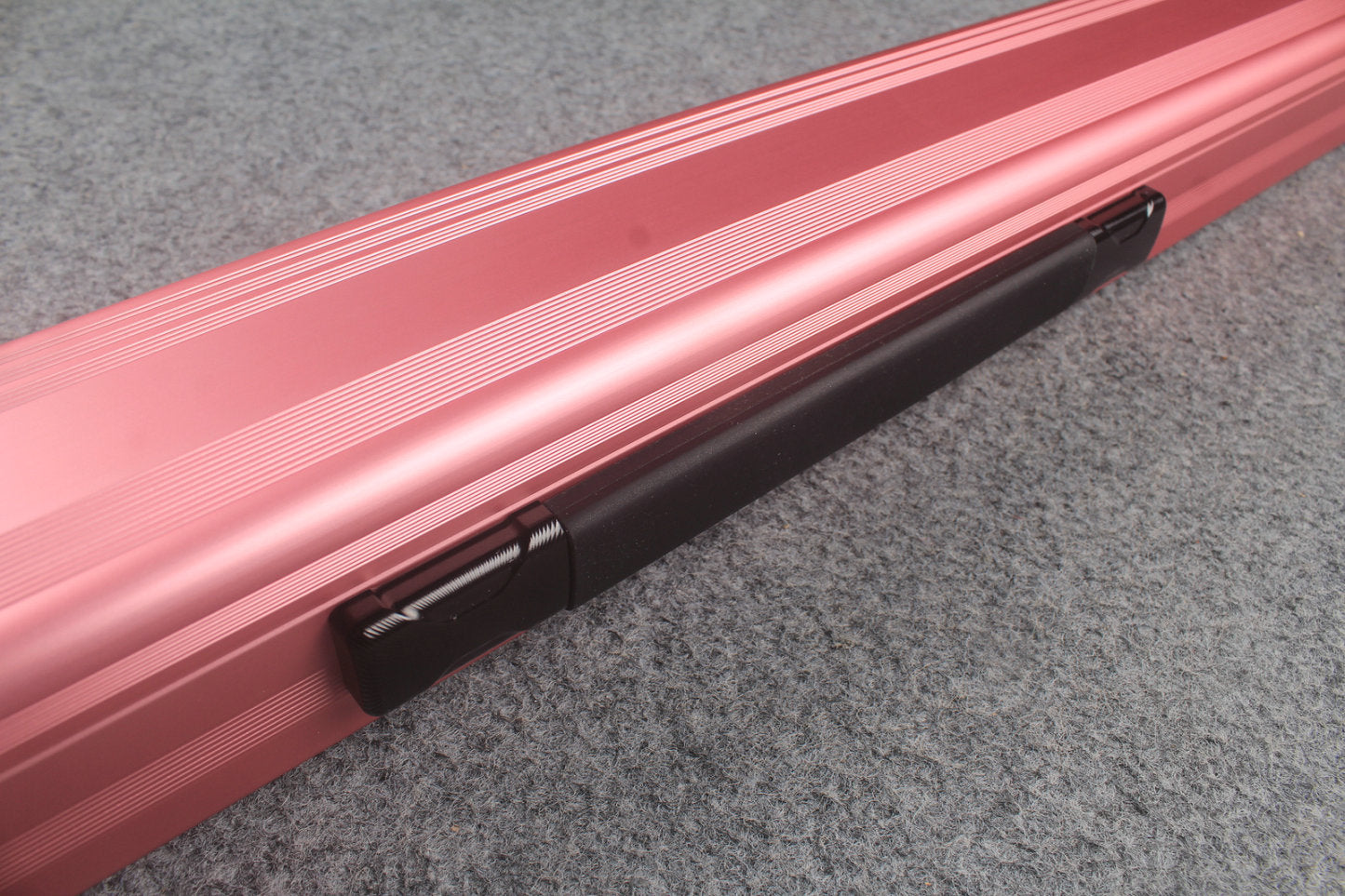 1 piece strong aluminium case with 2 slots (chalk area inside) WOODS CUES