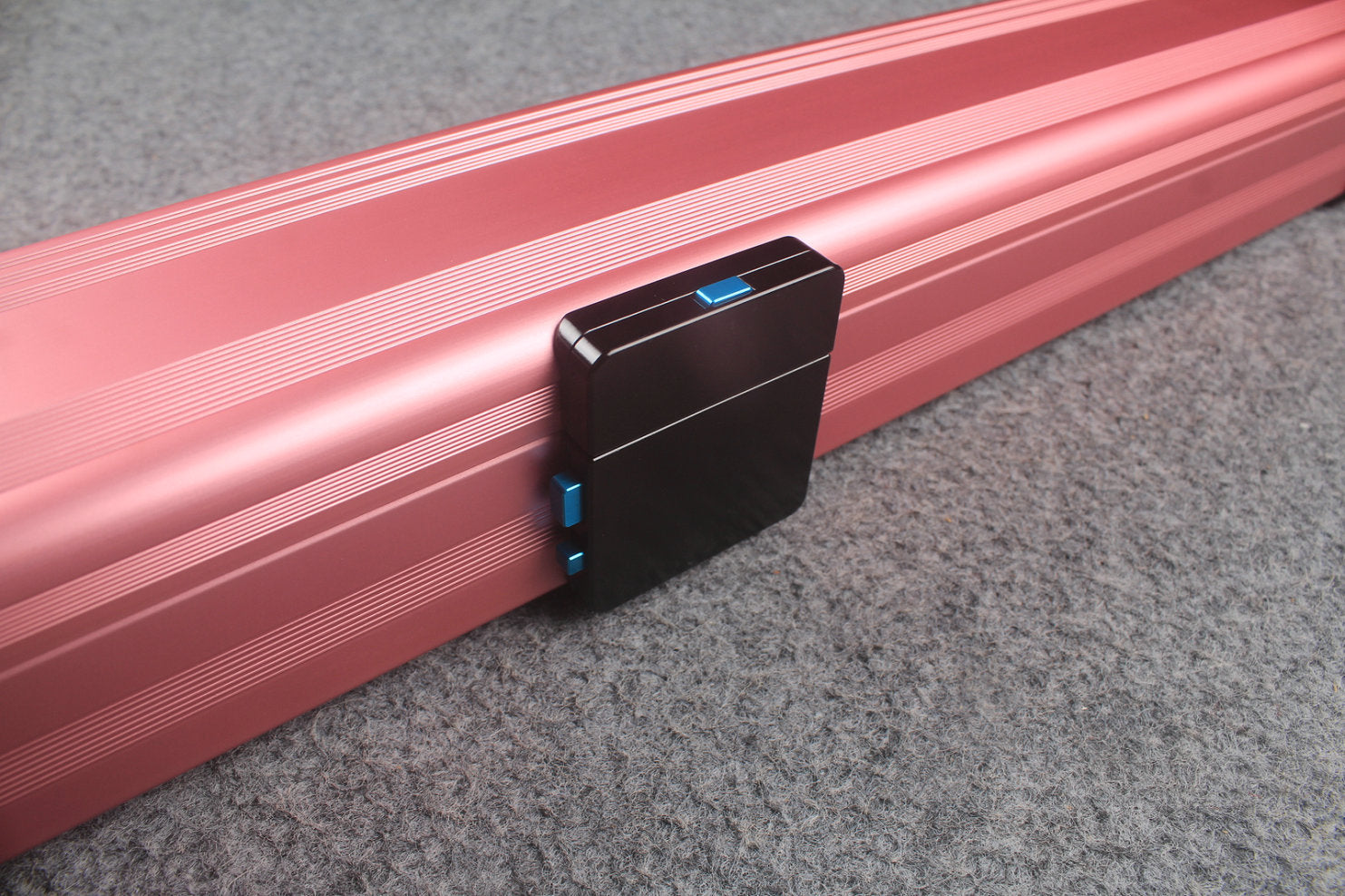 1 piece strong aluminium case with 2 slots (chalk area inside) WOODS CUES