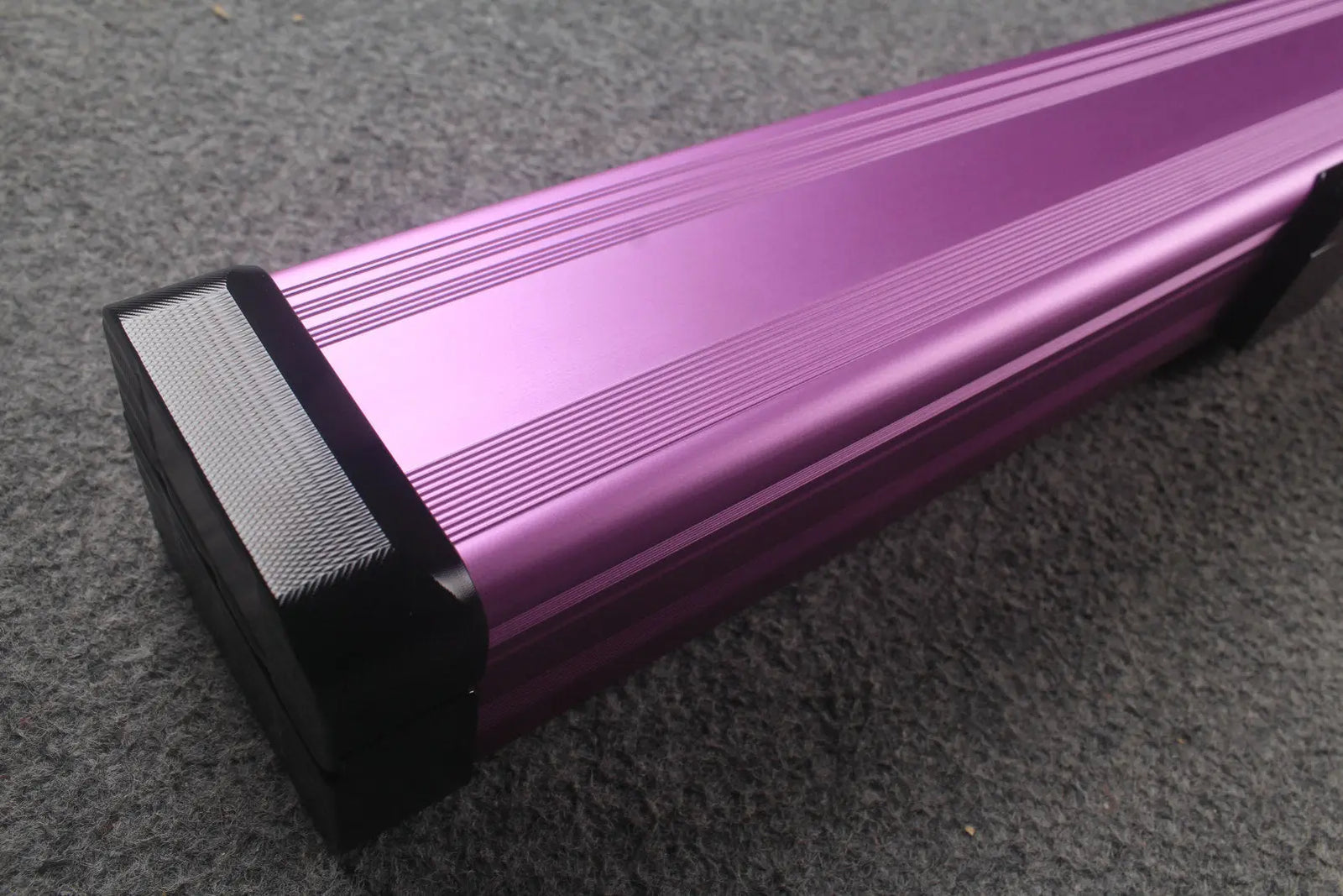 1 piece strong aluminium case with 2 slots (chalk area inside) WOODS CUES