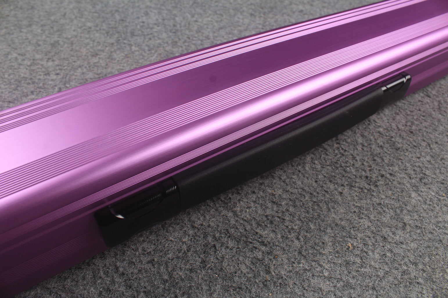 1 piece strong aluminium case with 2 slots (chalk area inside) WOODS CUES