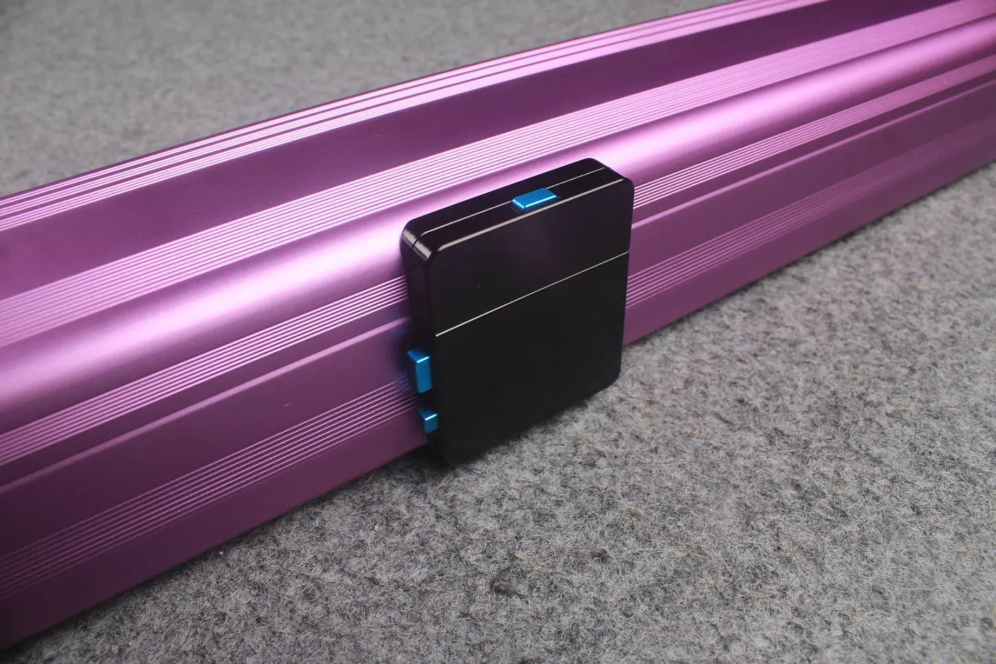 1 piece strong aluminium case with 2 slots (chalk area inside) WOODS CUES