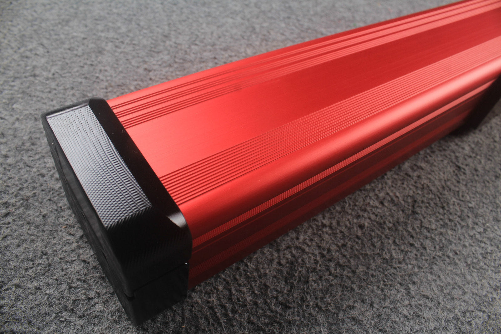 1 piece strong aluminium case with 2 slots (chalk area inside) WOODS CUES