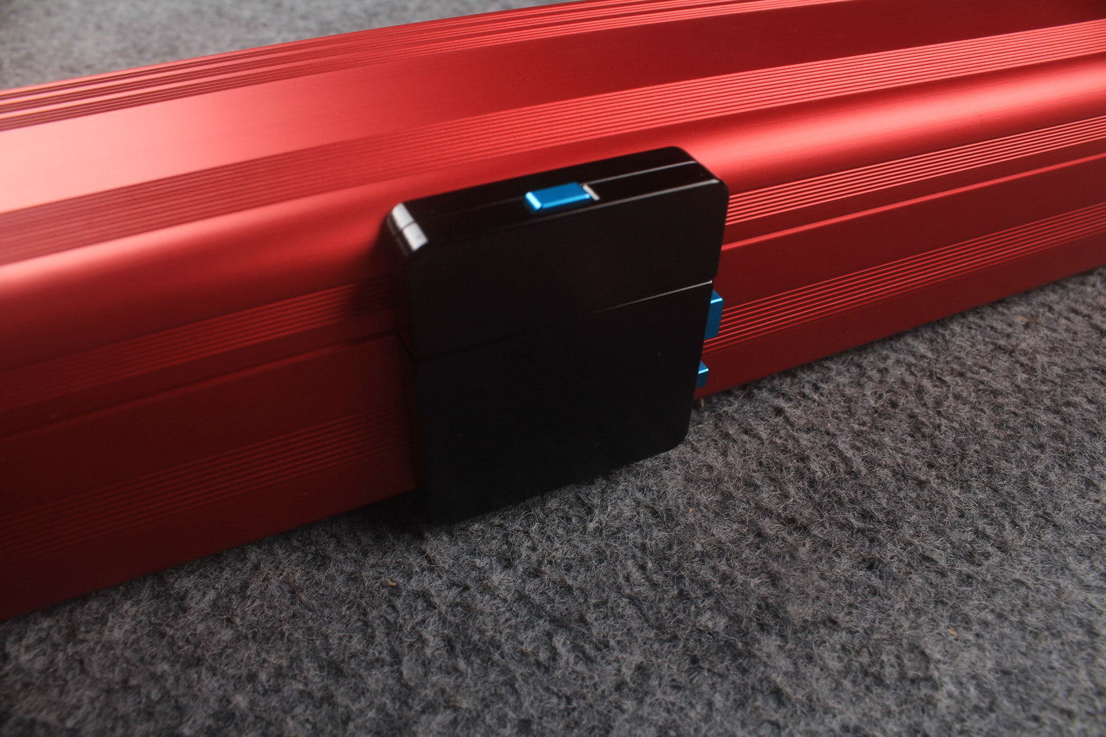 1 piece strong aluminium case with 2 slots (chalk area inside) WOODS CUES
