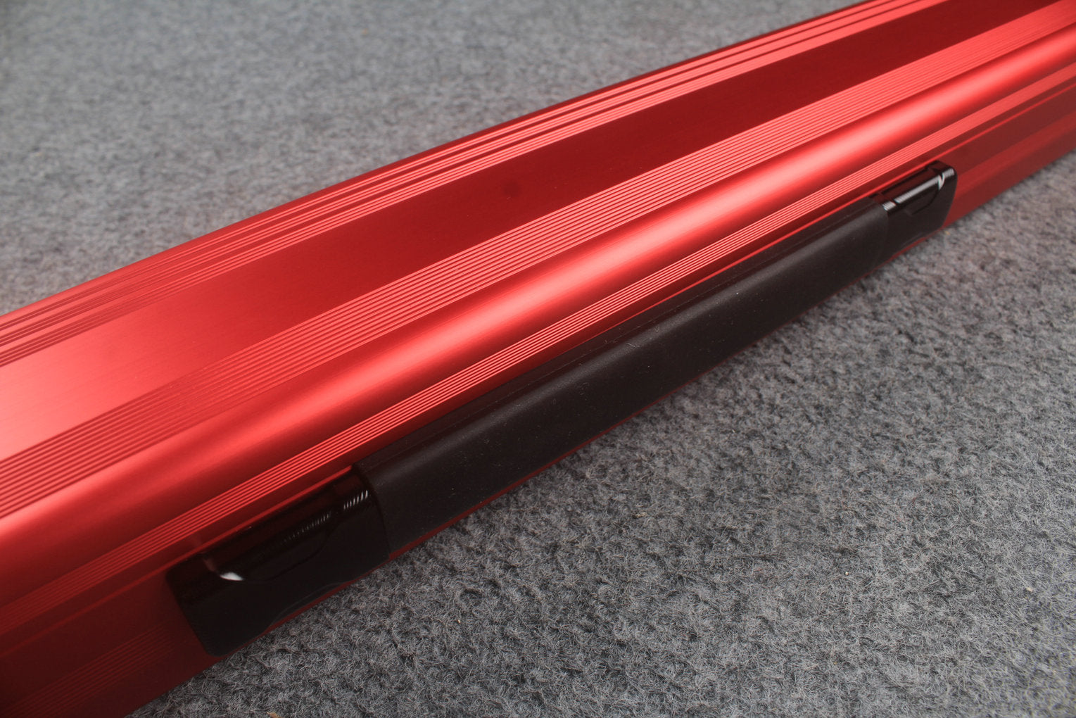1 piece strong aluminium case with 2 slots (chalk area inside) WOODS CUES