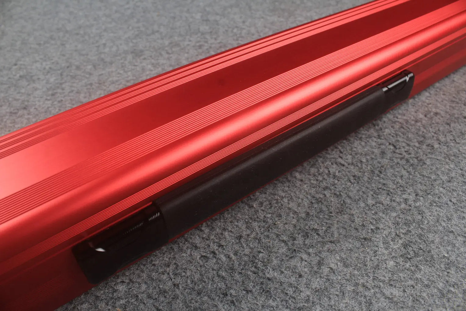 1 piece strong aluminium case with 2 slots (chalk area inside) WOODS CUES