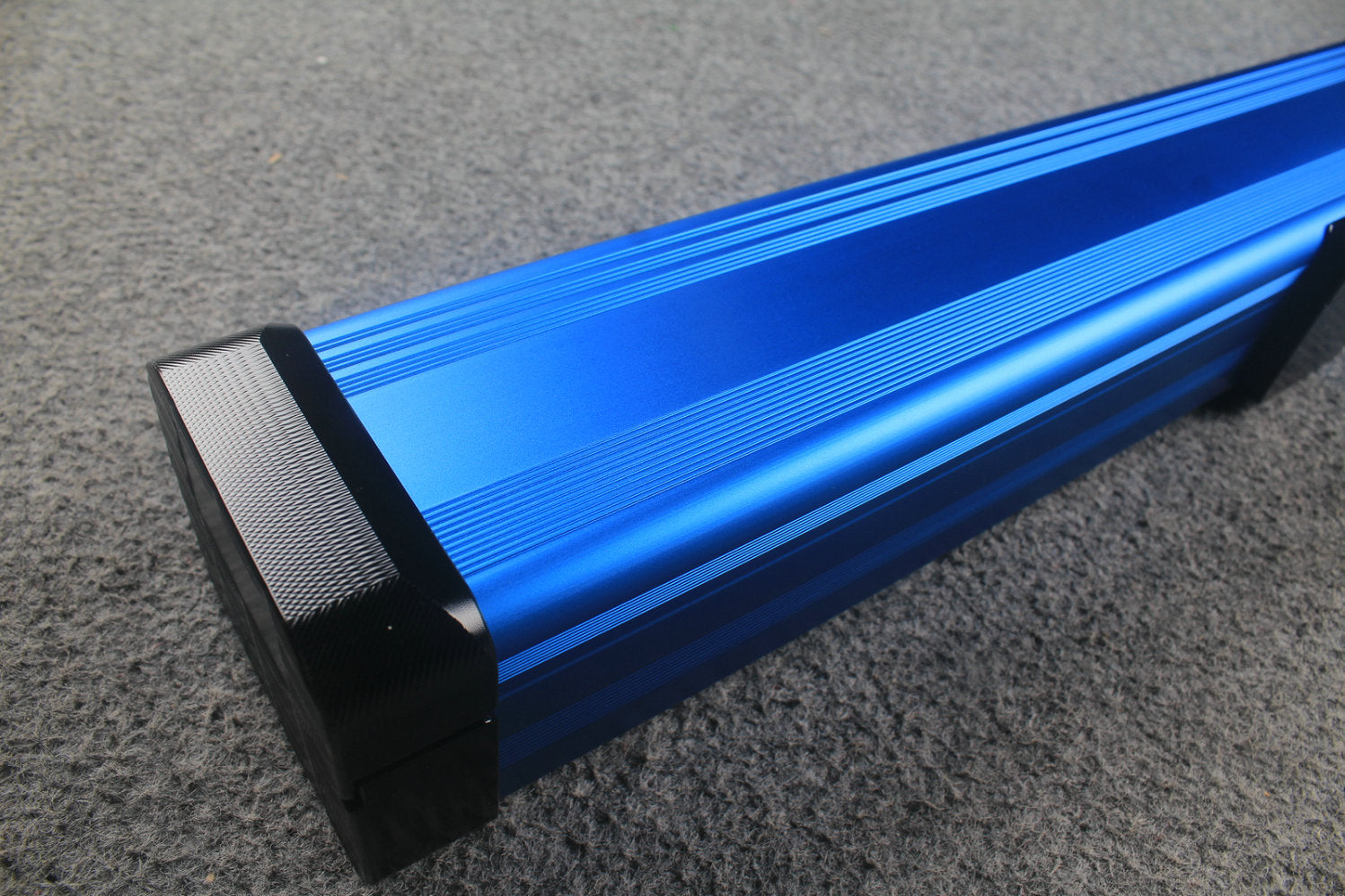 1 piece strong aluminium case with 2 slots (chalk area inside) WOODS CUES